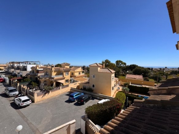 3 Bedroom 2 Bathroom Town House in Campoamor - Caza De Casa