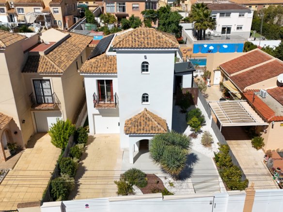 4 Bedroom 3 Bathroom Villa in Los Balcones - Caza De Casa