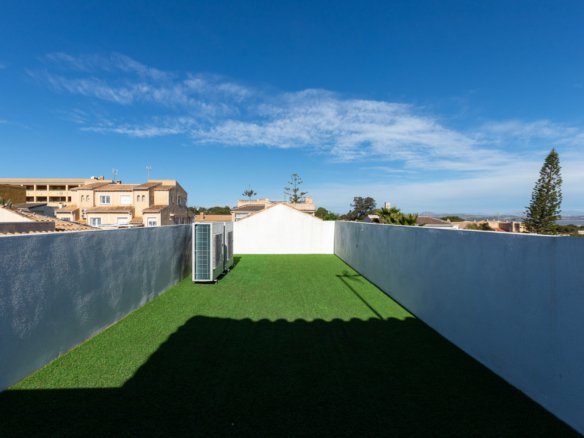 4 Bedroom 3 Bathroom Villa in Los Balcones - Caza De Casa