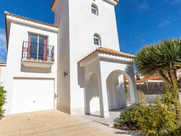 4 Bedroom 3 Bathroom Villa in Los Balcones - Caza De Casa