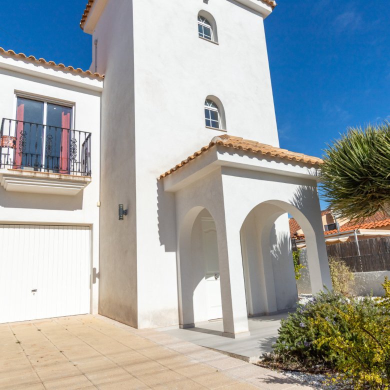 4 Bedroom 3 Bathroom Villa in Los Balcones - Caza De Casa