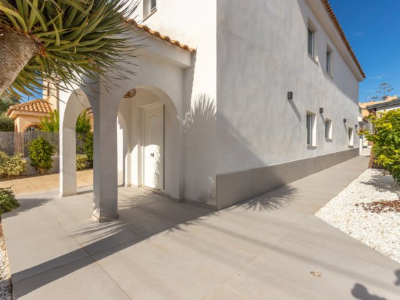 4 Bedroom 3 Bathroom Villa in Los Balcones - Caza De Casa