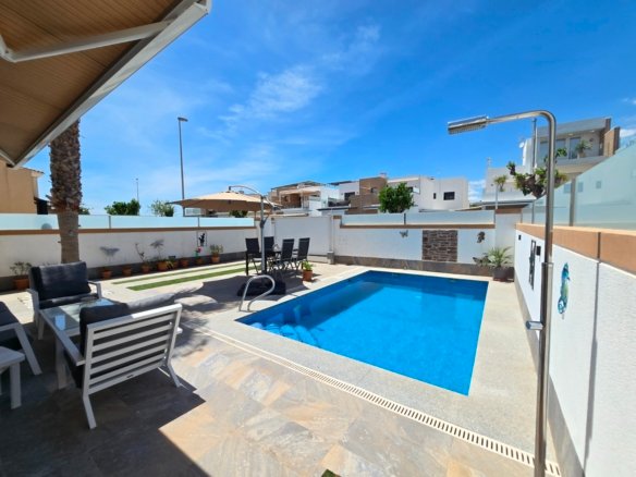3 Bedroom 2 Bathroom Villa in Pilar de La Horadada - Caza De Casa
