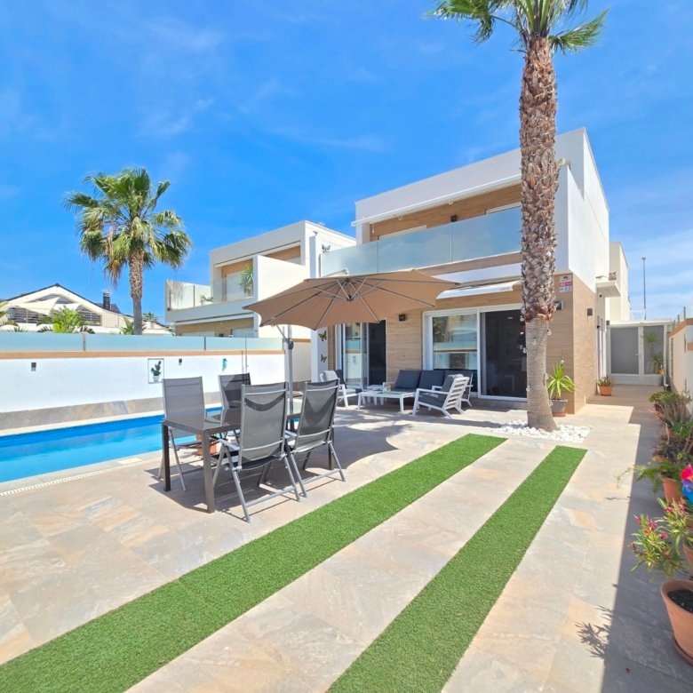 3 Bedroom 2 Bathroom Villa in Pilar de La Horadada - Caza De Casa