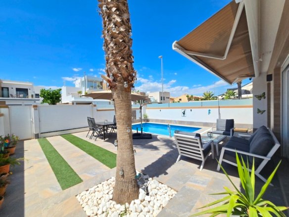 3 Bedroom 2 Bathroom Villa in Pilar de La Horadada - Caza De Casa