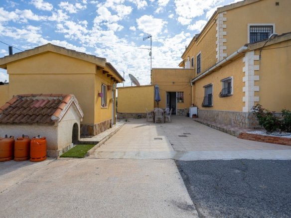 5 Bedroom 3 Bathroom Villa in Elche - Caza De Casa