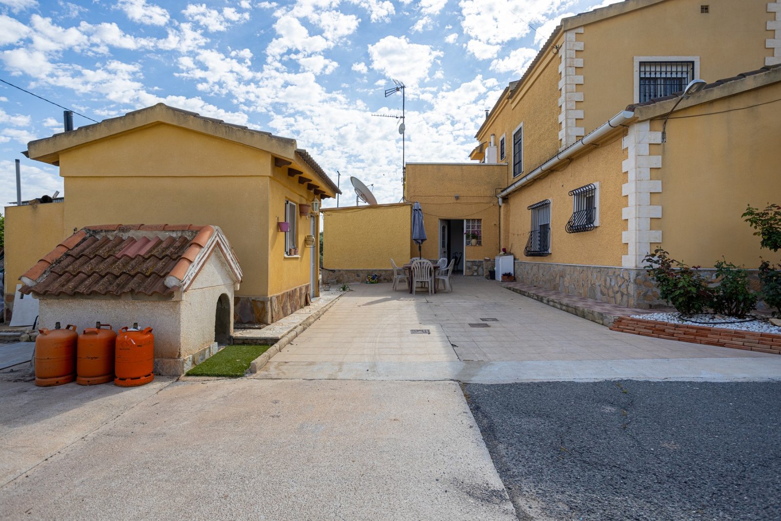 o_1jodp1q3s10r2h0i1bka19bd17ev49 5 Bedroom 3 Bathroom Villa in Elche - Caza De Casa