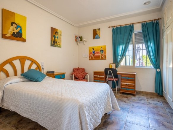 5 Bedroom 3 Bathroom Villa in Elche - Caza De Casa