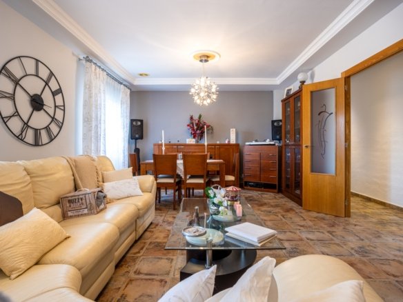 5 Bedroom 3 Bathroom Villa in Elche - Caza De Casa