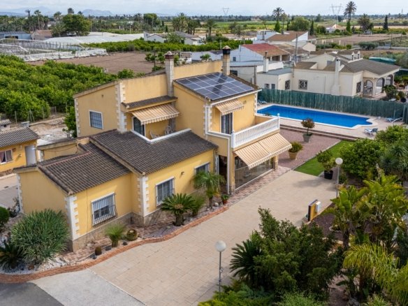 5 Bedroom 3 Bathroom Villa in Elche - Caza De Casa