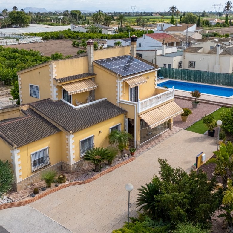 5 Bedroom 3 Bathroom Villa in Elche - Caza De Casa