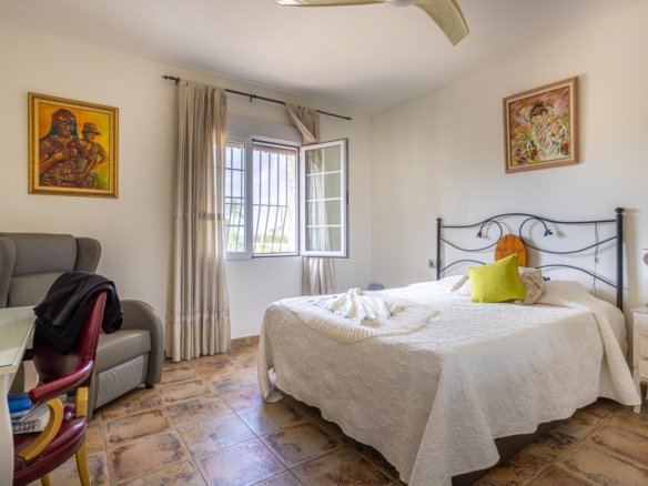 5 Bedroom 3 Bathroom Villa in Elche - Caza De Casa