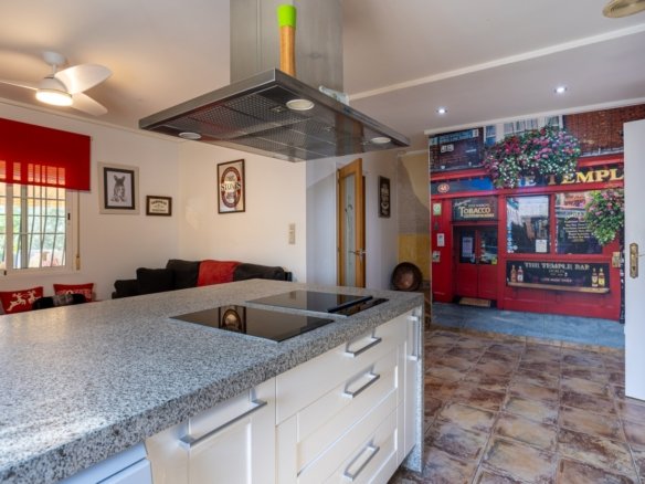 5 Bedroom 3 Bathroom Villa in Elche - Caza De Casa