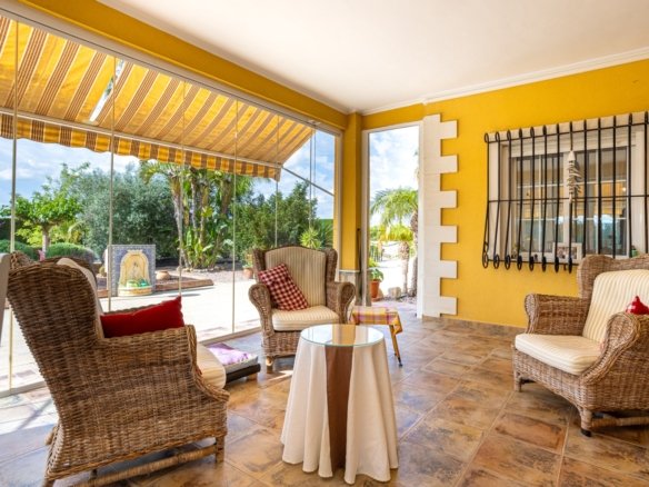 5 Bedroom 3 Bathroom Villa in Elche - Caza De Casa