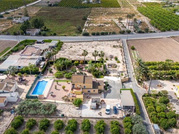 5 Bedroom 3 Bathroom Villa in Elche - Caza De Casa