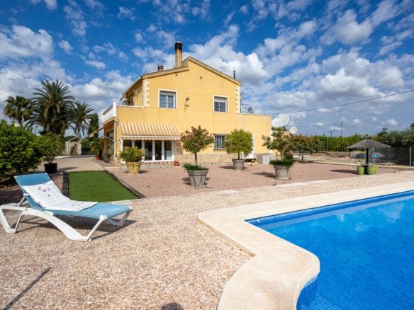5 Bedroom 3 Bathroom Villa in Elche - Caza De Casa