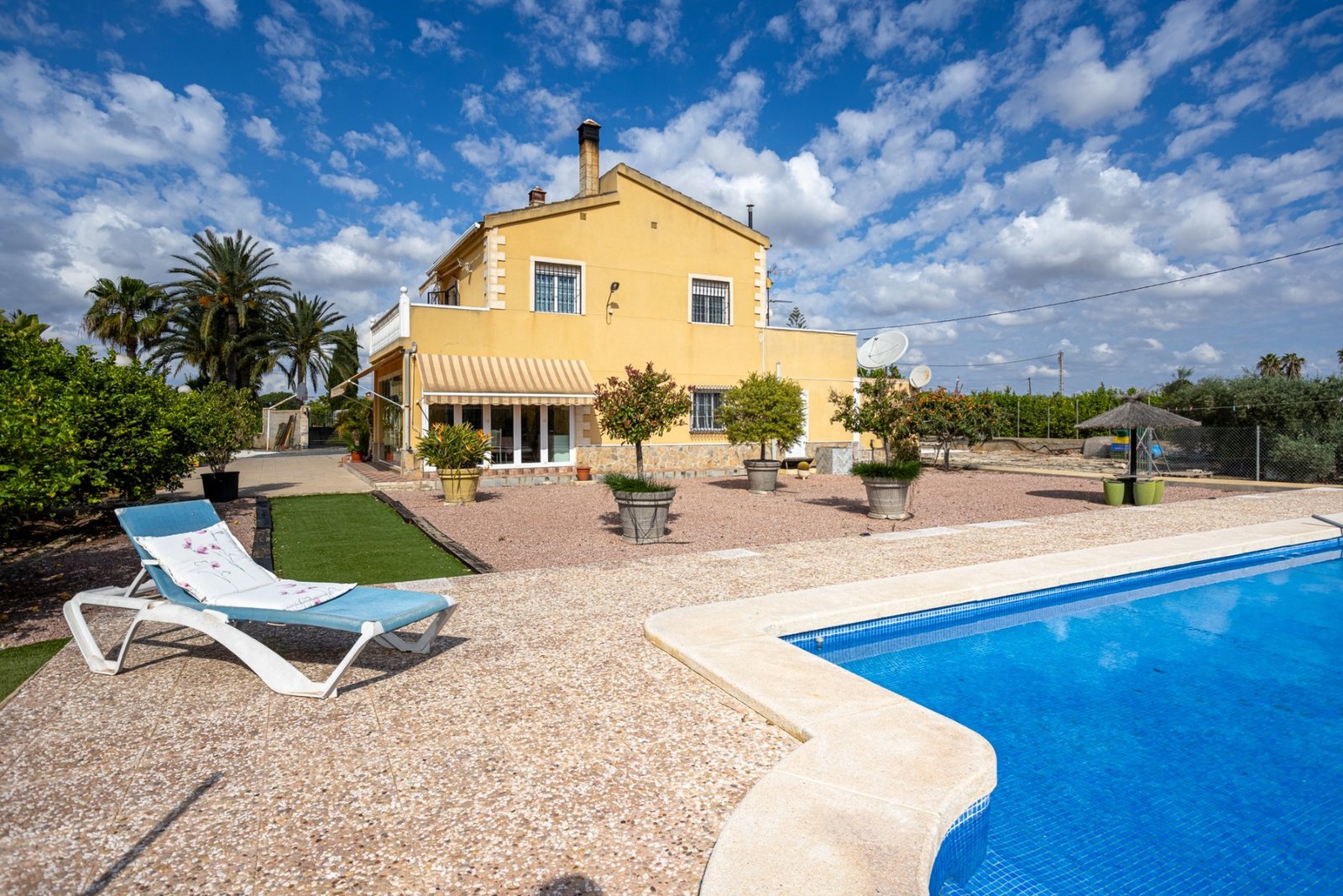 o_1jodp1q3s1nlo1q8r1dlo17l41c0k4f 5 Bedroom 3 Bathroom Villa in Elche - Caza De Casa