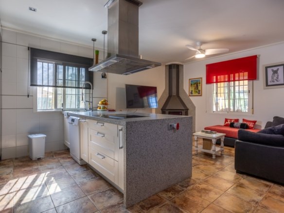 5 Bedroom 3 Bathroom Villa in Elche - Caza De Casa