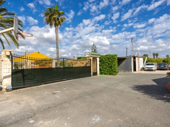5 Bedroom 3 Bathroom Villa in Elche - Caza De Casa