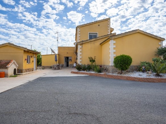 5 Bedroom 3 Bathroom Villa in Elche - Caza De Casa