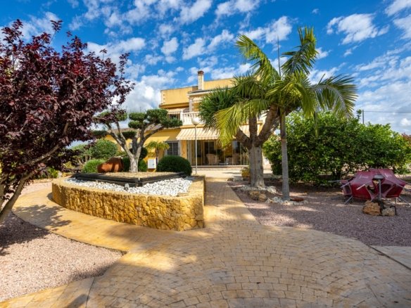 5 Bedroom 3 Bathroom Villa in Elche - Caza De Casa