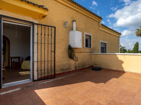 5 Bedroom 3 Bathroom Villa in Elche - Caza De Casa