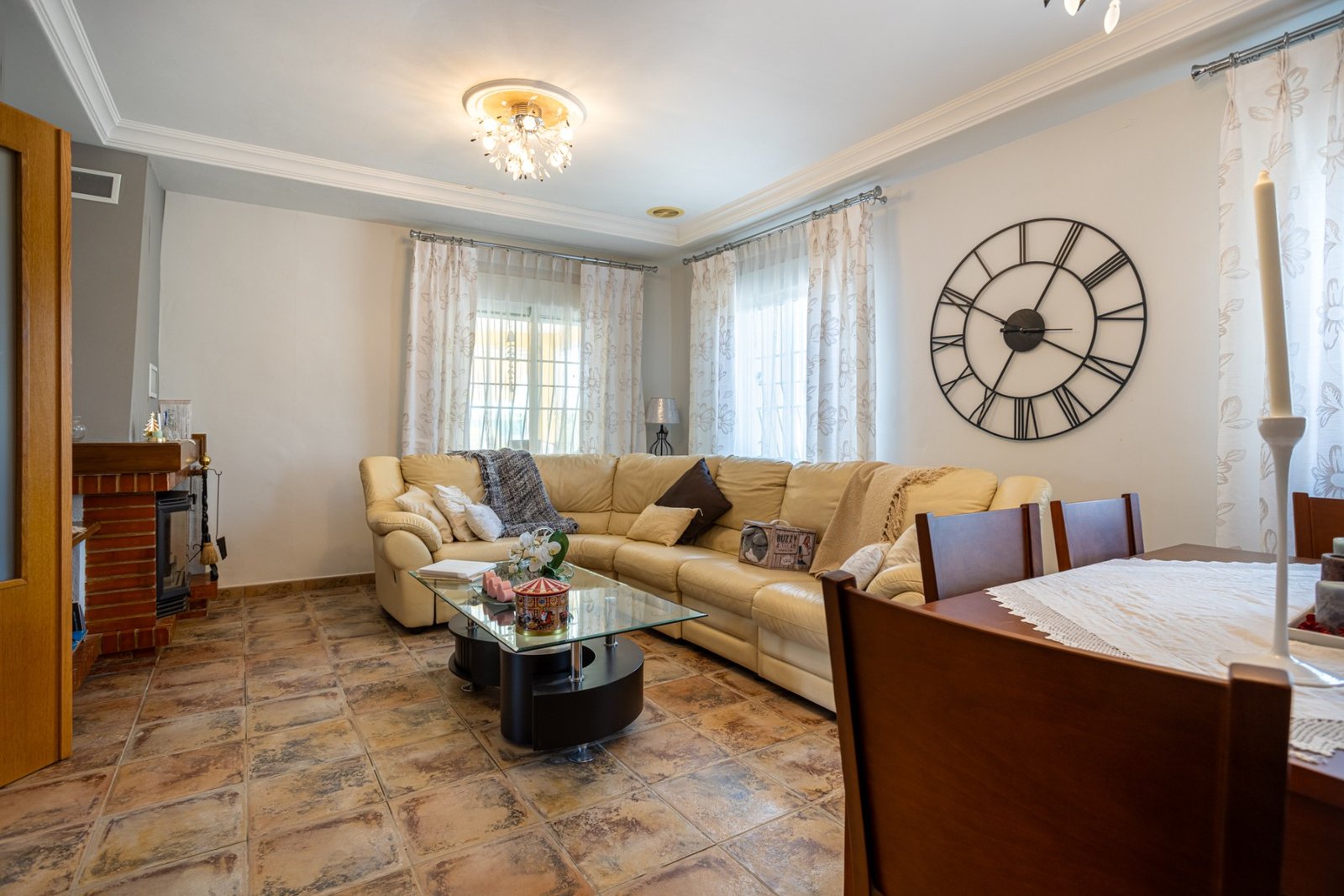 o_1jodp1q3seg0j4ldv4931j1039 5 Bedroom 3 Bathroom Villa in Elche - Caza De Casa