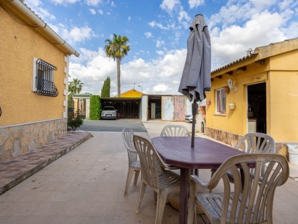 5 Bedroom 3 Bathroom Villa in Elche - Caza De Casa