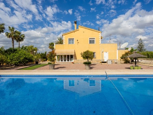 5 Bedroom 3 Bathroom Villa in Elche - Caza De Casa