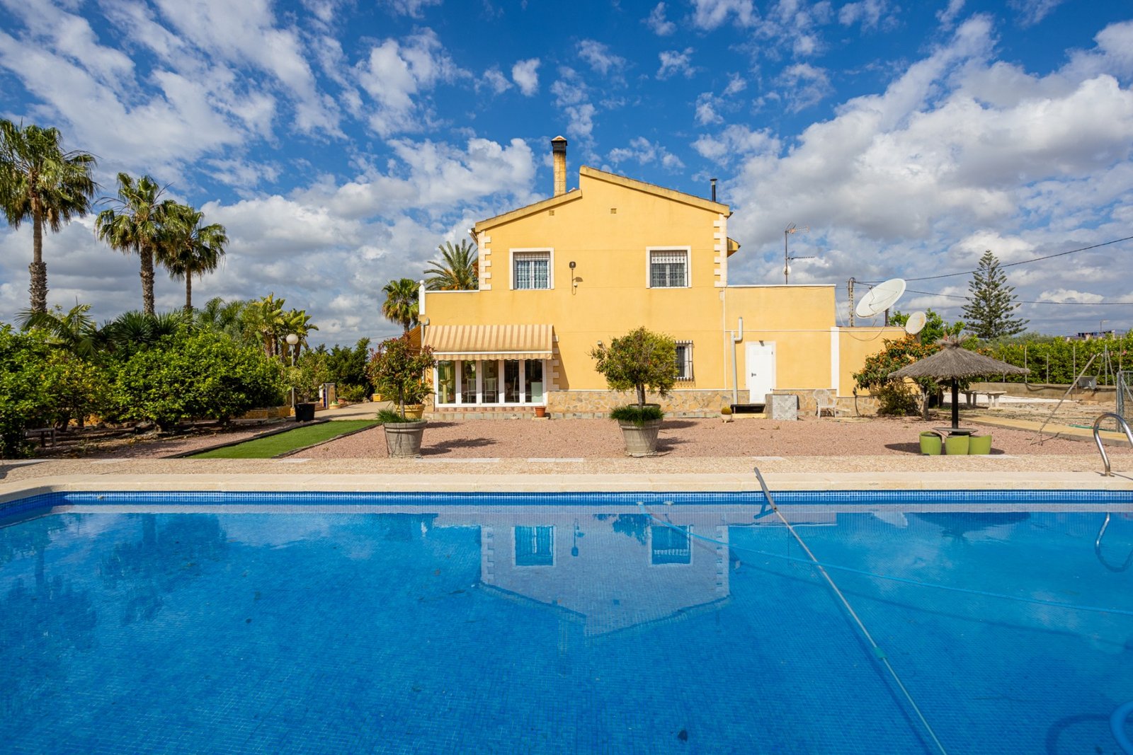 o_1jodp1q3slu6h1741t1oc81tvh4d 5 Bedroom 3 Bathroom Villa in Elche - Caza De Casa