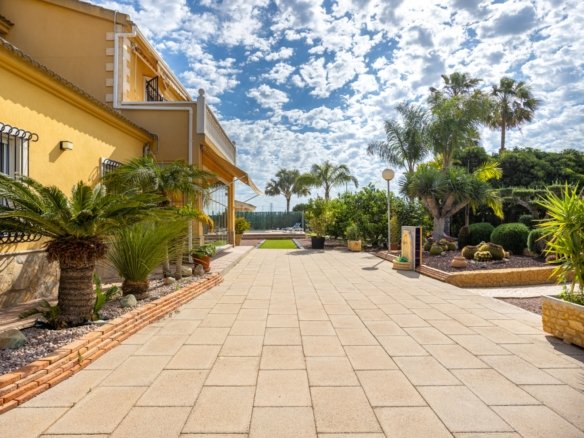 5 Bedroom 3 Bathroom Villa in Elche - Caza De Casa