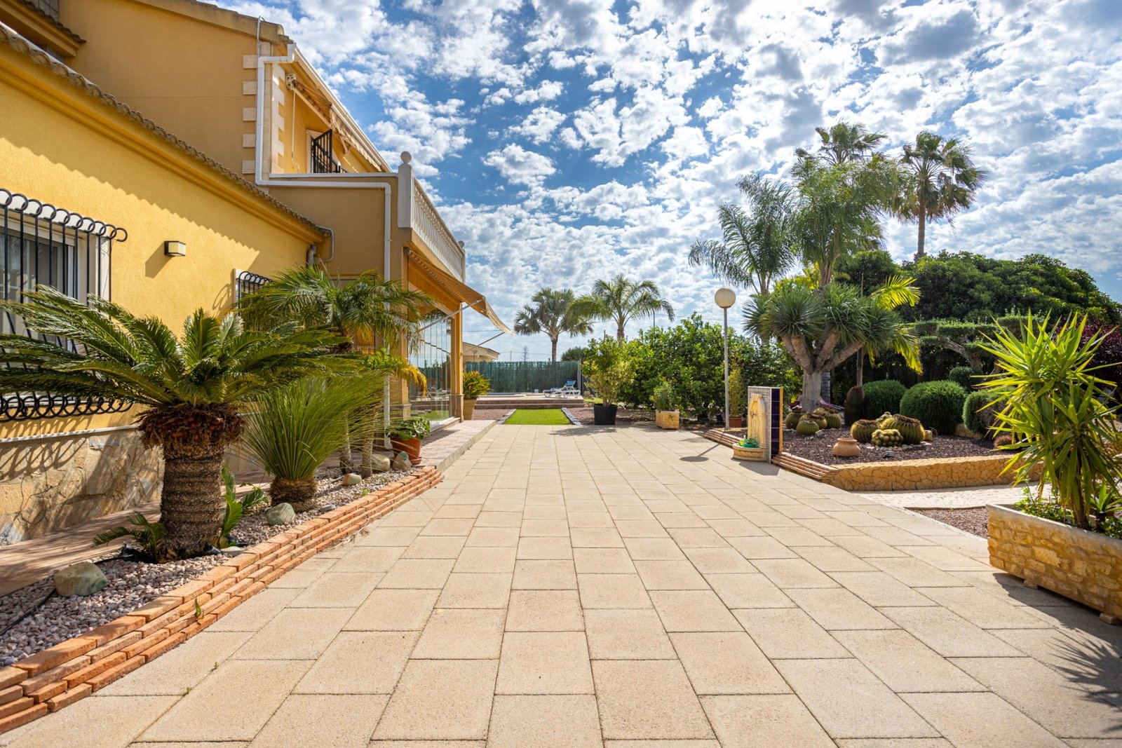 o_1jodp1q3so6mqdodfa1okd12n84i 5 Bedroom 3 Bathroom Villa in Elche - Caza De Casa