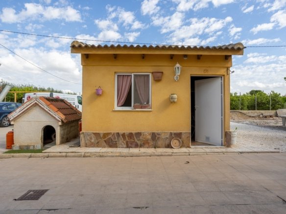 5 Bedroom 3 Bathroom Villa in Elche - Caza De Casa