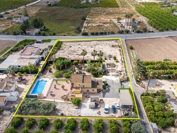 5 Bedroom 3 Bathroom Villa in Elche - Caza De Casa