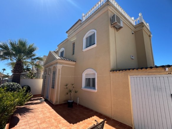 3 Bedroom 2 Bathroom Villa in Torrevieja - Caza De Casa