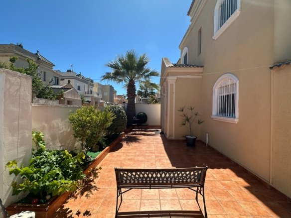 3 Bedroom 2 Bathroom Villa in Torrevieja - Caza De Casa