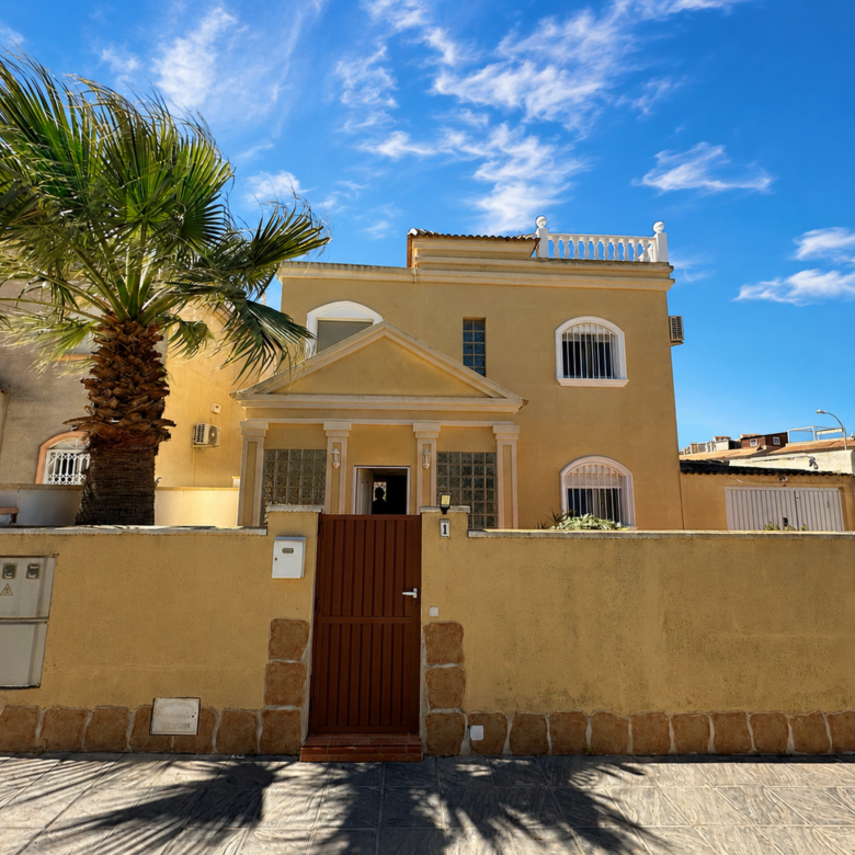 3 Bedroom 2 Bathroom Villa in Torrevieja - Caza De Casa