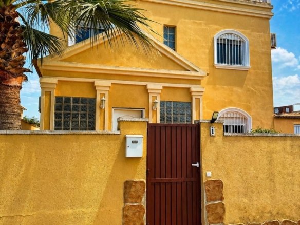 3 Bedroom 2 Bathroom Villa in Torrevieja - Caza De Casa