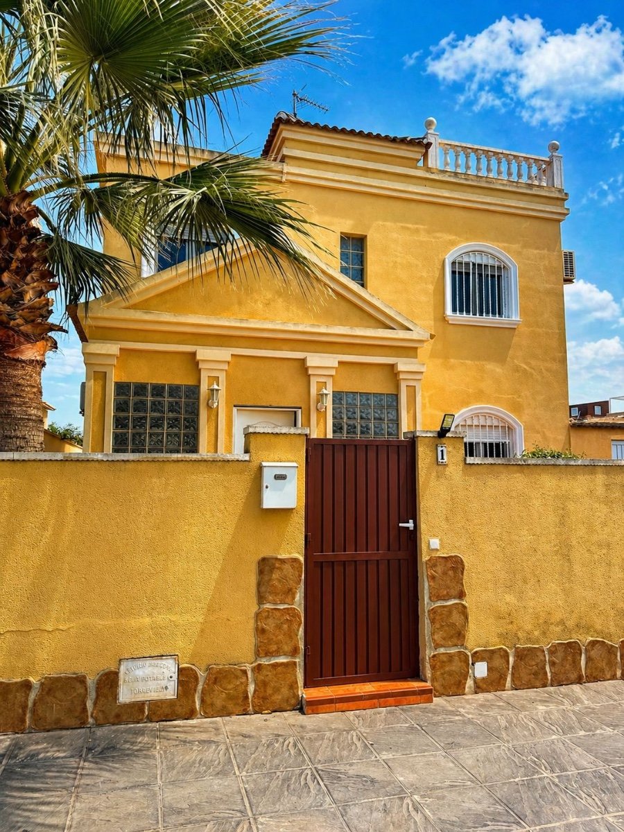 o_1joiosfpn11jlktn1evg1sl5apn34 3 Bedroom 2 Bathroom Villa in Torrevieja - Caza De Casa