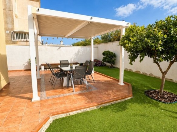 3 Bedroom 2 Bathroom Villa in Torrevieja - Caza De Casa