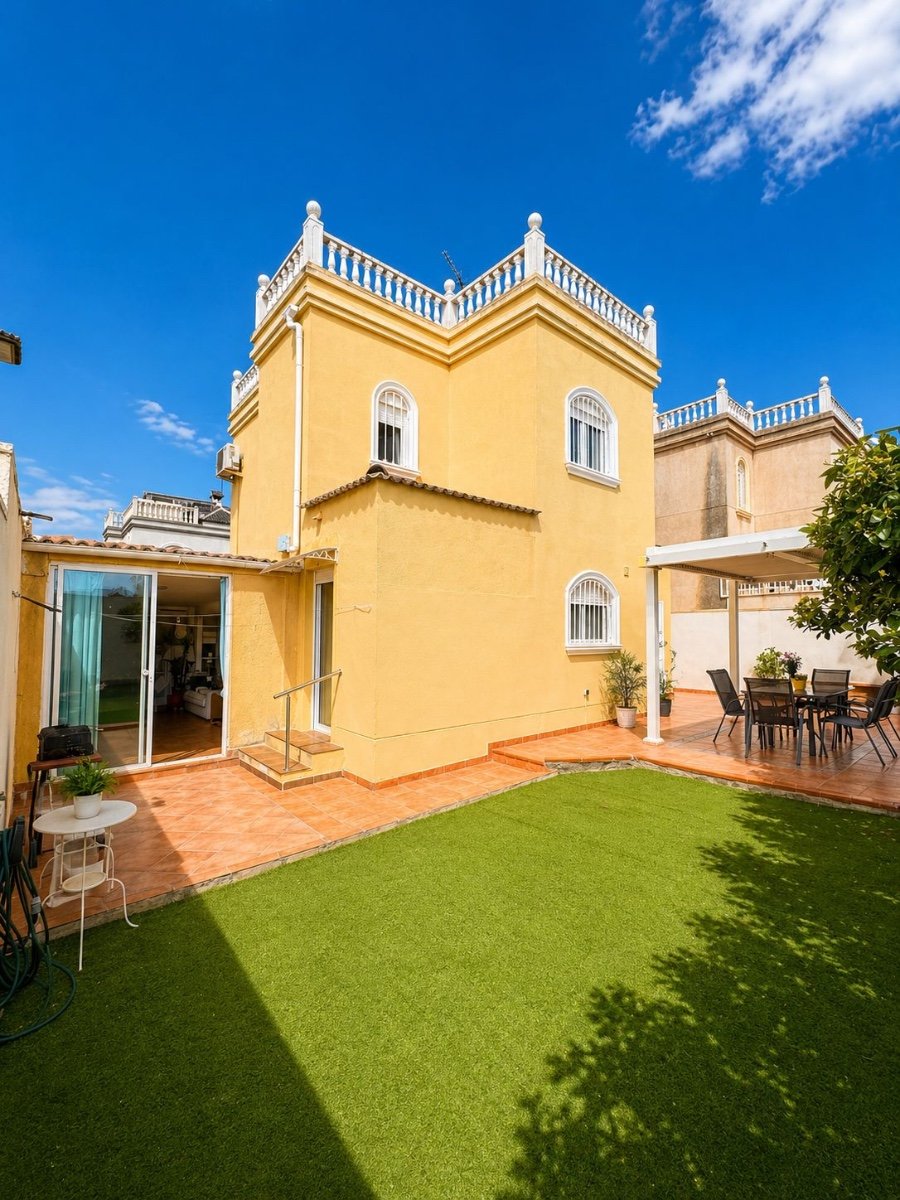 o_1joiosfpn8nb1dt7kq41pph1s0c2s 3 Bedroom 2 Bathroom Villa in Torrevieja - Caza De Casa
