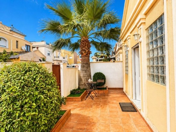 3 Bedroom 2 Bathroom Villa in Torrevieja - Caza De Casa