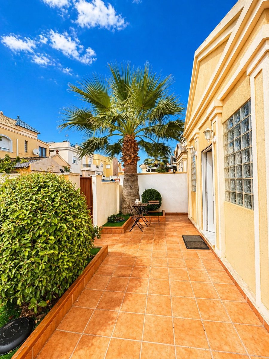 o_1joiosfpnmrq14n91semqfj14893b 3 Bedroom 2 Bathroom Villa in Torrevieja - Caza De Casa