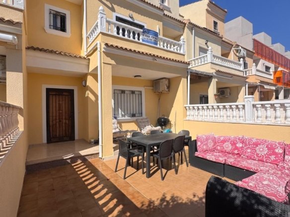 3 Bedroom 2 Bathroom Town House in Campoamor - Caza De Casa