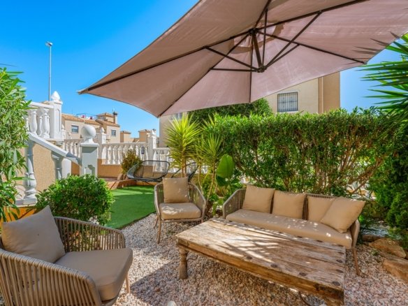 3 Bedroom 2 Bathroom Villa in Villamartin - Caza De Casa