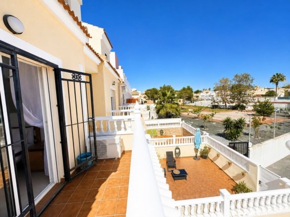 3 Bedroom 2 Bathroom Town House in Campoamor - Caza De Casa