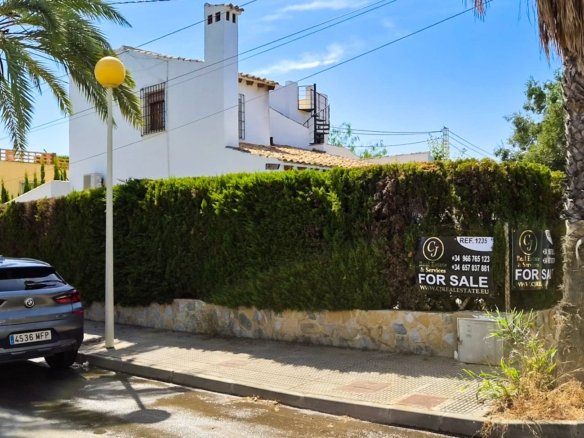 4 Bedroom 2 Bathroom Villa in Cabo Roig - Caza De Casa