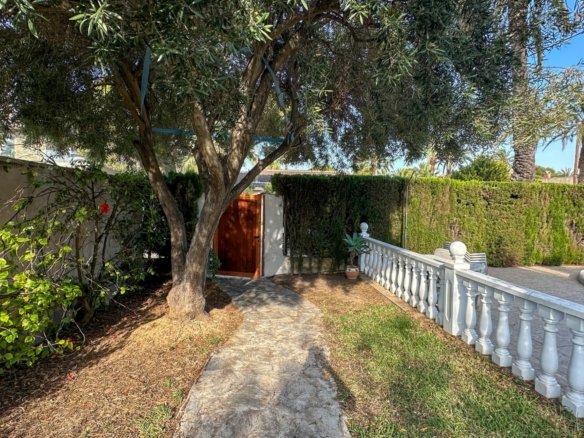 4 Bedroom 2 Bathroom Villa in Cabo Roig - Caza De Casa