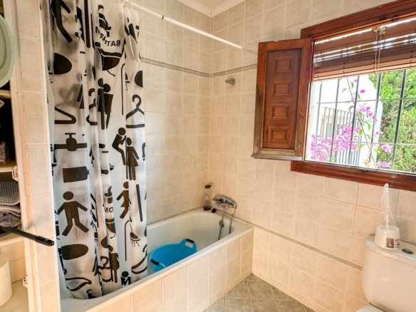 4 Bedroom 2 Bathroom Villa in Cabo Roig - Caza De Casa