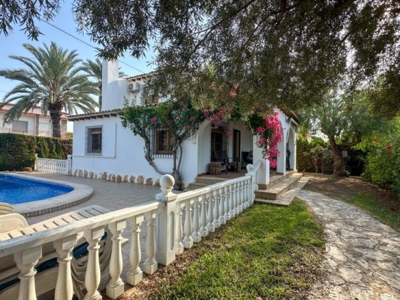 4 Bedroom 2 Bathroom Villa in Cabo Roig - Caza De Casa